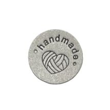 Kangasmerkki keinomokkaa Handmade/ lankakerä vaaleanharmaa pyöreä 25 mm