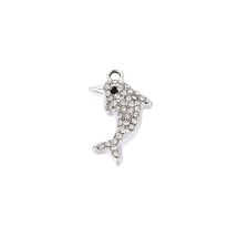 Metallimaskotti delfiini platinanvärinen / kirkkaat strassit 21,5x13 mm