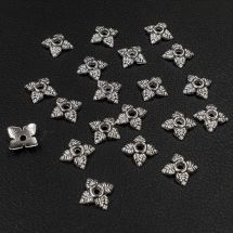 Kalotti antiikkihopeanvärinen nelilehtinen kukka 6 mm 20 kpl