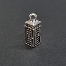 Metallimaskotti 3D puhelinkoppi "Tardis" 23x8x8 mm antiikkihopeanväri