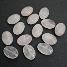 Kivihelmi litteä ovaali ruusukvartsi n. 18x14 mm 1 kpl