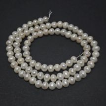 Makeanvedenhelmi pyöreähkö B++ n. 5-6 mm valkoinen nauha