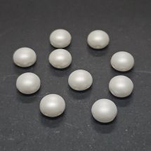Litteä pyöreä kaksireikäinen lasihelmi 8 mm opaakki matta helmiäisvalkoinen 10 kpl