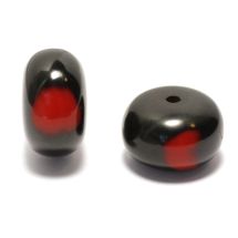 Synteettinen pihkahelmi rondelli musta-punainen n. 13x22 mm 1 kpl