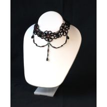 Lyhyt kaulapantakoru Gothica mustista ja tummanpunaisista lasihelmistä