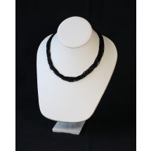 Putkihelmikaulakoru mustista lasiputkihelmistä