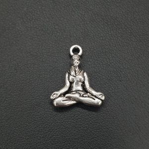 Metallimaskotti Yoga asana istuva 20x16 mm antiikkihopeanvärinen
