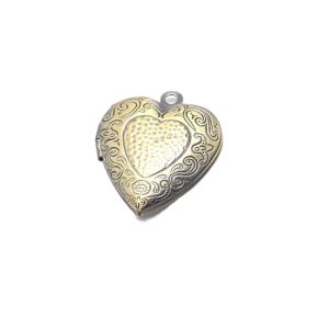 Metalliriipus ja lukko avattava medaljonki litteä, kuvioitu sydän antiikkimessinginvärinen 22,5x19,5 mm