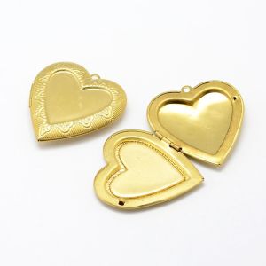 Metalliriipus ja lukko avattava medaljonki litteä, kuvioitu iso sydän keltakullanvärinen 42x40 mm
