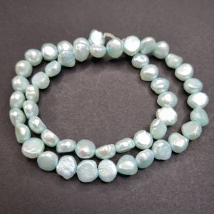 Makeanvedenhelmi nugetti/tasasivu n. 8 mm haalea aqua nauha