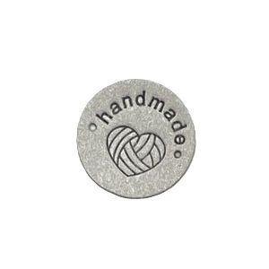 Kangasmerkki keinomokkaa Handmade/ lankakerä vaaleanharmaa pyöreä 25 mm