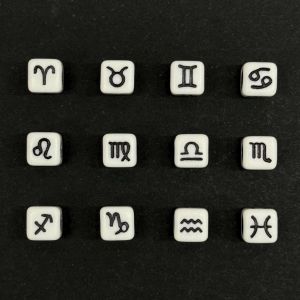 Akryylihelmi isoreikäinen valkoinen/musta horoskooppikuviolla kuutio n. 7x7x7 mm 1 kpl