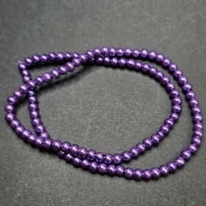 Pyöreä lasihelmi helmiäinen tumma violetti 4 mm nauhassa