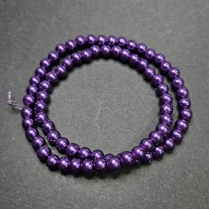 Pyöreä lasihelmi helmiäinen tumma violetti 6 mm nauhassa