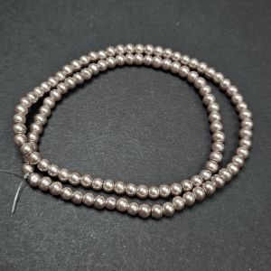 Pyöreä lasihelmi helmiäinen beige 4 mm nauhassa