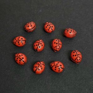 Leppäkerttuhelmi 7x5 mm opaakki punainen/musta 10 kpl