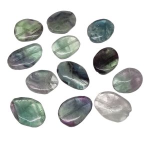 Kivihelmi iso litteä nugettiovaali sateenkaari fluoriitti n. 27-35x20-25 mm 1 kpl