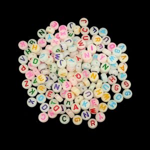 Synteettinen aakkoshelmilajitelma "Glow In The Dark" läpikuultava/värilajitelma 7x4 mm n. 20g