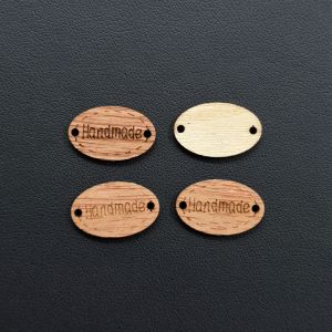 Puuhelmi tagi "Handmade" lyhyt, leveä ovaali n. 18x11,6 mm  ruskea puunvärinen 1 kpl