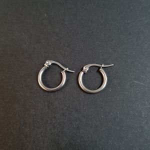 Korvakorurengas n. 15x2 mm saranakiinnityksellä terästä teräksenvärinen 1 pr