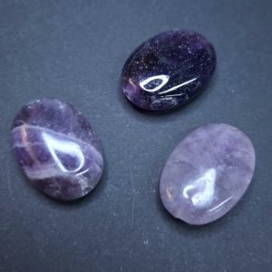 Kivihelmi litteä ovaali ametisti n. 25x18 mm 1 kpl