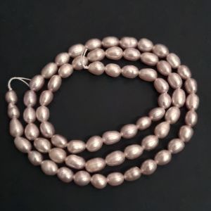 Makeanvedenhelmi jyvä/barokki n. 3-4 mm vaalea/persikka nauha