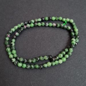 Tukkuerä kivihelmi pyöreä 4 mm rubiinizoisiitti n. 40 cm nauha