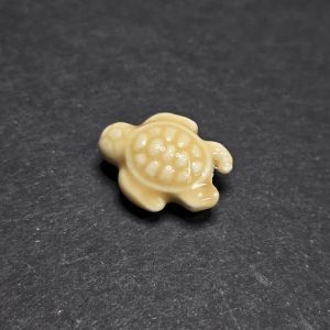 Keraaminen helmi kilpikonna n. 19x15 mm hiekanvärinen
