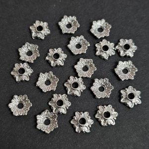 Kalotti antiikkihopeanvärinen 6-sakarainen kukka 7 mm n. 20 kpl