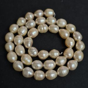 Makeanvedenhelmi jyvä/barokki n. 9-13 mm vaalea persikka nauha