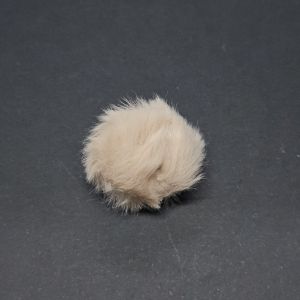 Pom/tupsu keinoturkis Beige pienempi 30-40 mm