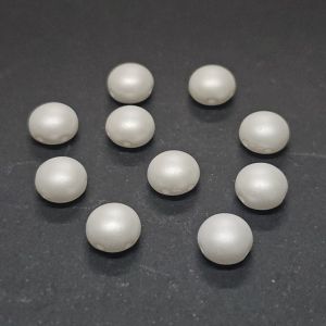 Litteä pyöreä kaksireikäinen lasihelmi 8 mm opaakki matta helmiäisvalkoinen 10 kpl