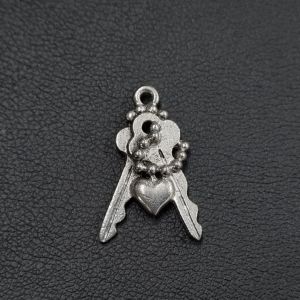 Metallimaskotti 3D avaimet ja sydän antiikkihopeanväri 21,1x13,4 mm