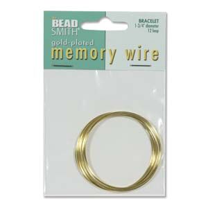Memory wire pyöreä lasten koko n. 4,4 cm rannekoru kullattu 12 kieppiä