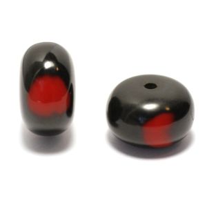 Synteettinen pihkahelmi rondelli musta-punainen n. 13x22 mm 1 kpl
