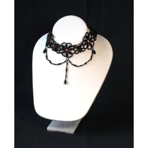 Lyhyt kaulapantakoru Gothica mustista ja tummanpunaisista lasihelmistä