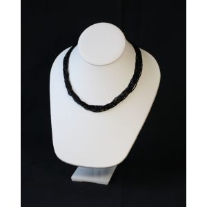 Putkihelmikaulakoru mustista lasiputkihelmistä