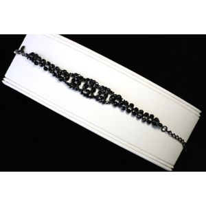 Rannekoru mustista särmikkäistä helmistä ja siemenhelmistä