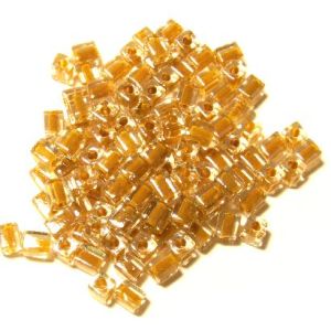 Kuutiohelmet sisältävärjätty kirkas (SV meripihka) 10 g