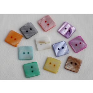 Helmiäisnappi neliö 15x15x2 mm reikä 2mm 1 kpl