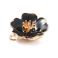 Metalliemalimaskotti hibiskus musta /kulta 22x19,5x6 mm